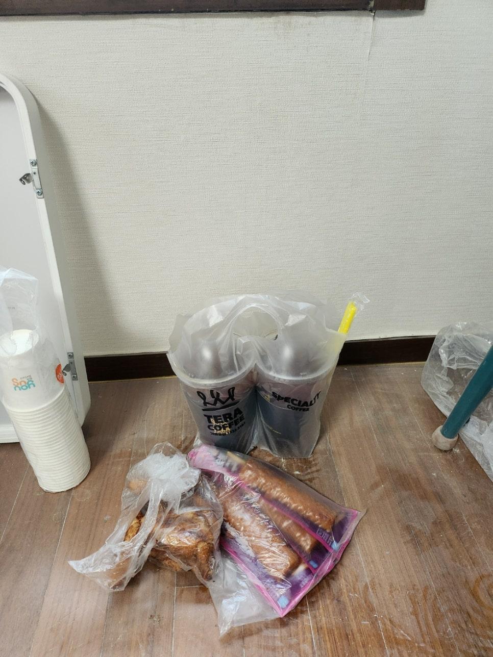 현장에 놓인 커피잔과 간식들