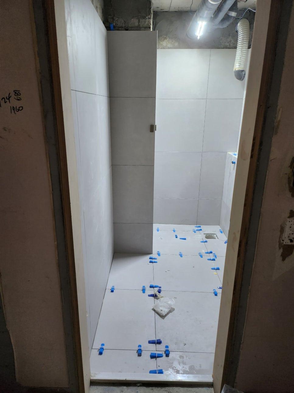 줄눈 작업이 진행 중인 벽 타일 근접샷
