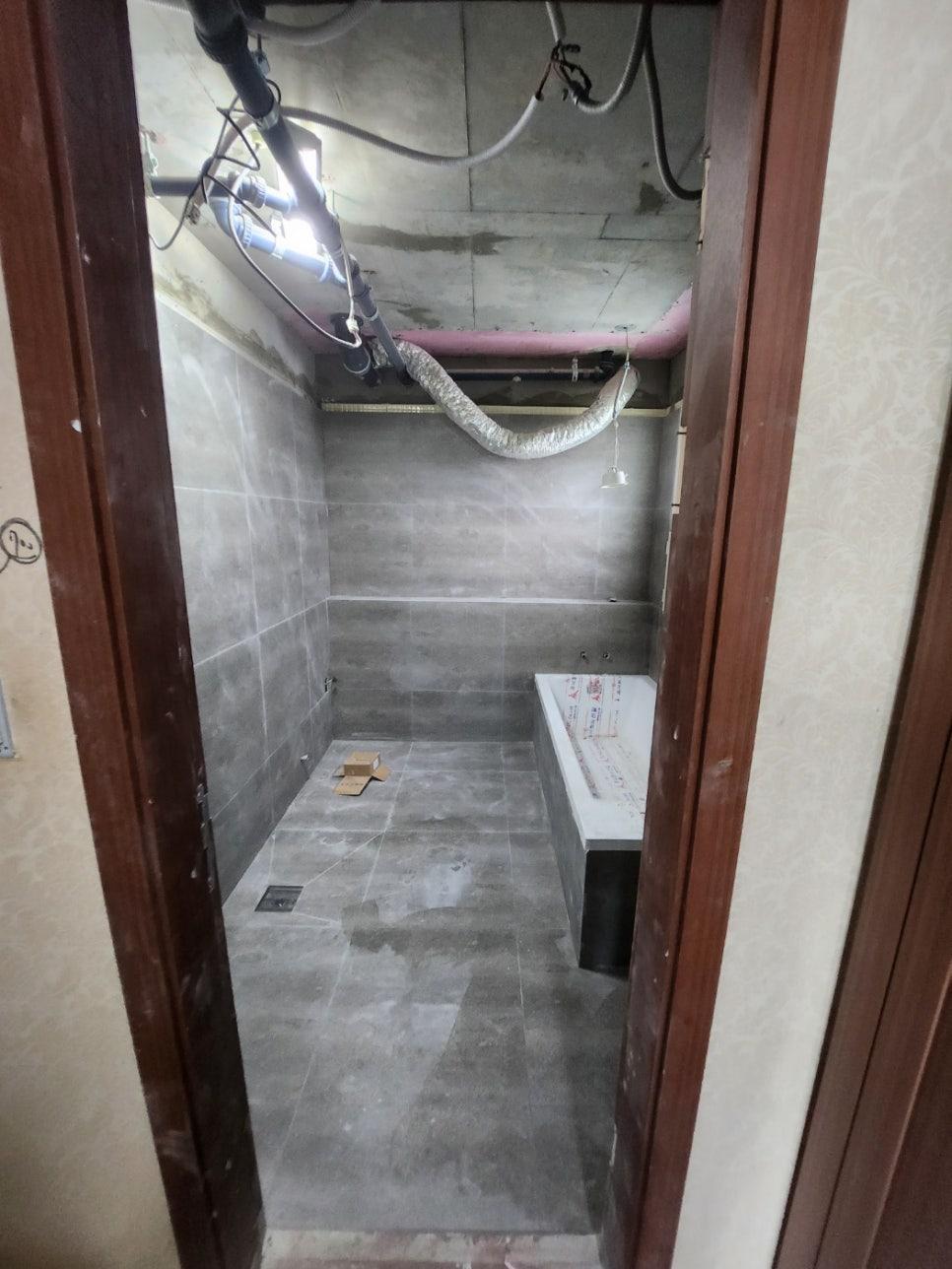 벽면 설비와 배관이 노출된 시공 과정