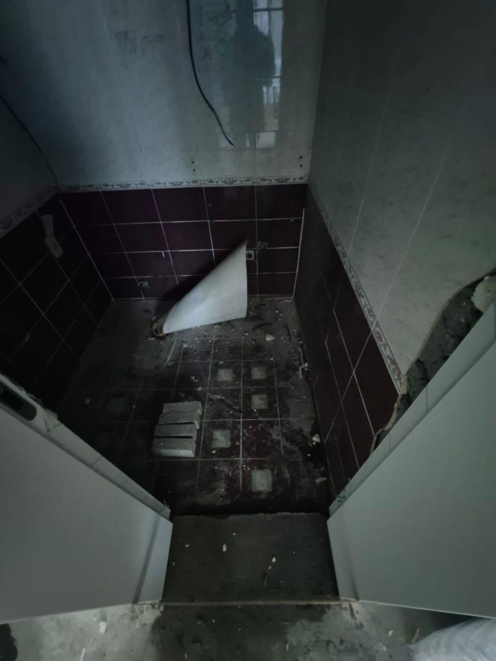 철거 후 새로운 시작을 기다리는 욕실 내부
