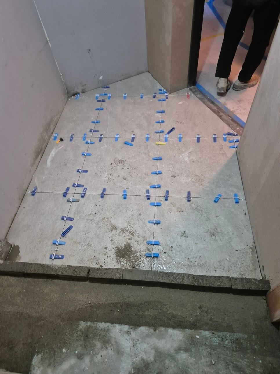 단차 방지를 위해 준비된 파란색과 노란색 평탄 클립