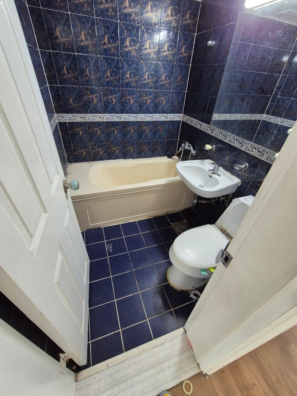 도기 세팅이 진행 중인 욕실 전경