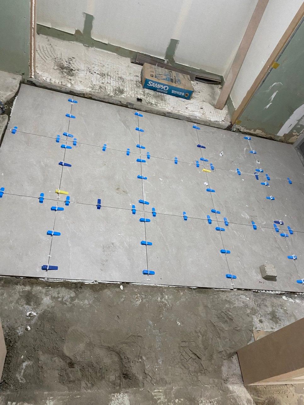 평탄클립이 고정된 콘크리트 바닥과 자재 박스