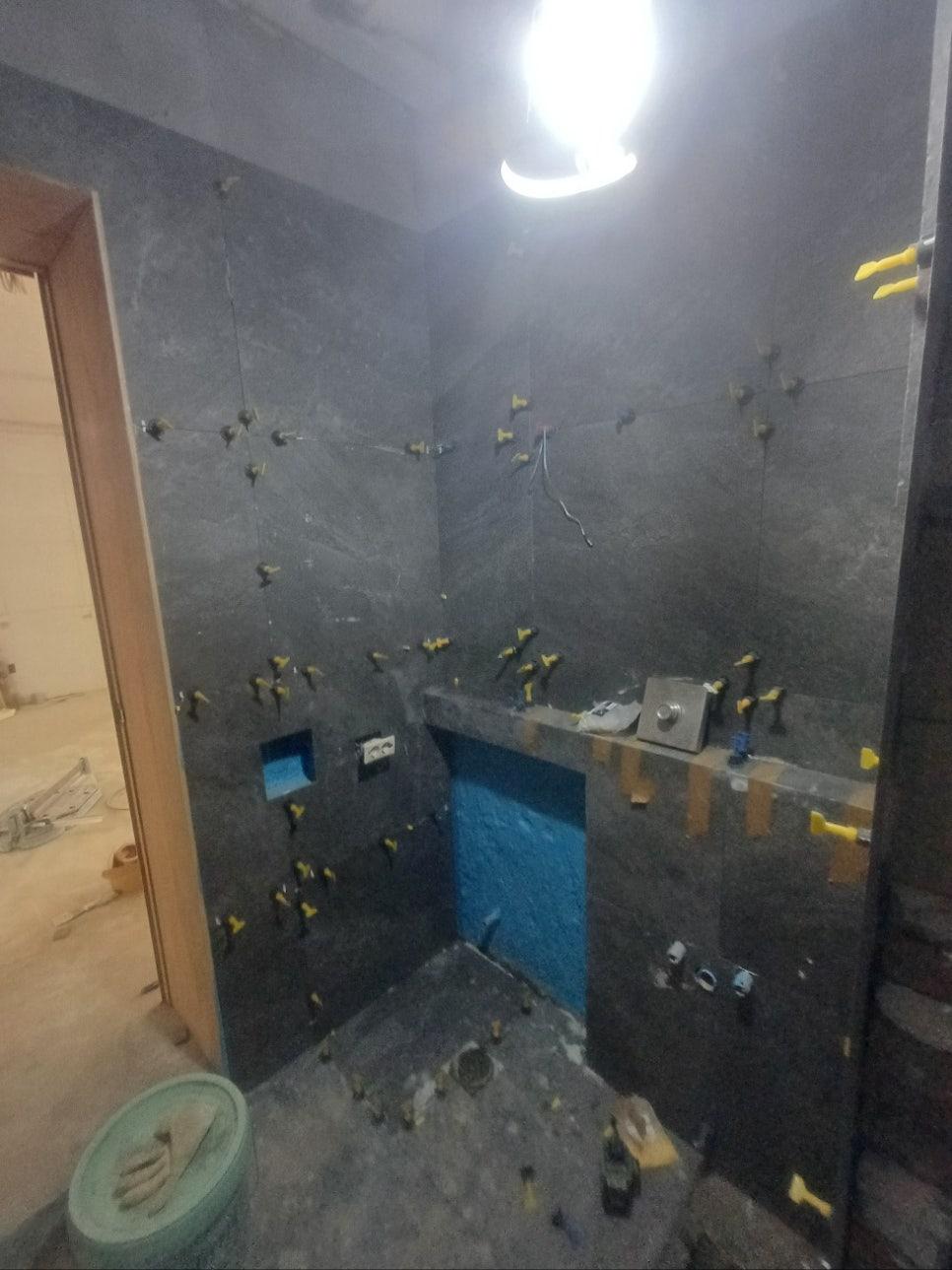 타일 단차를 잡기 위해 사용된 접합 클램프 도구