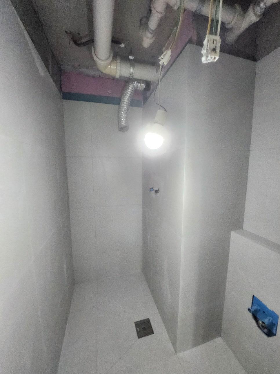 배관이 노출된 타일 시공 전 벽면과 바닥