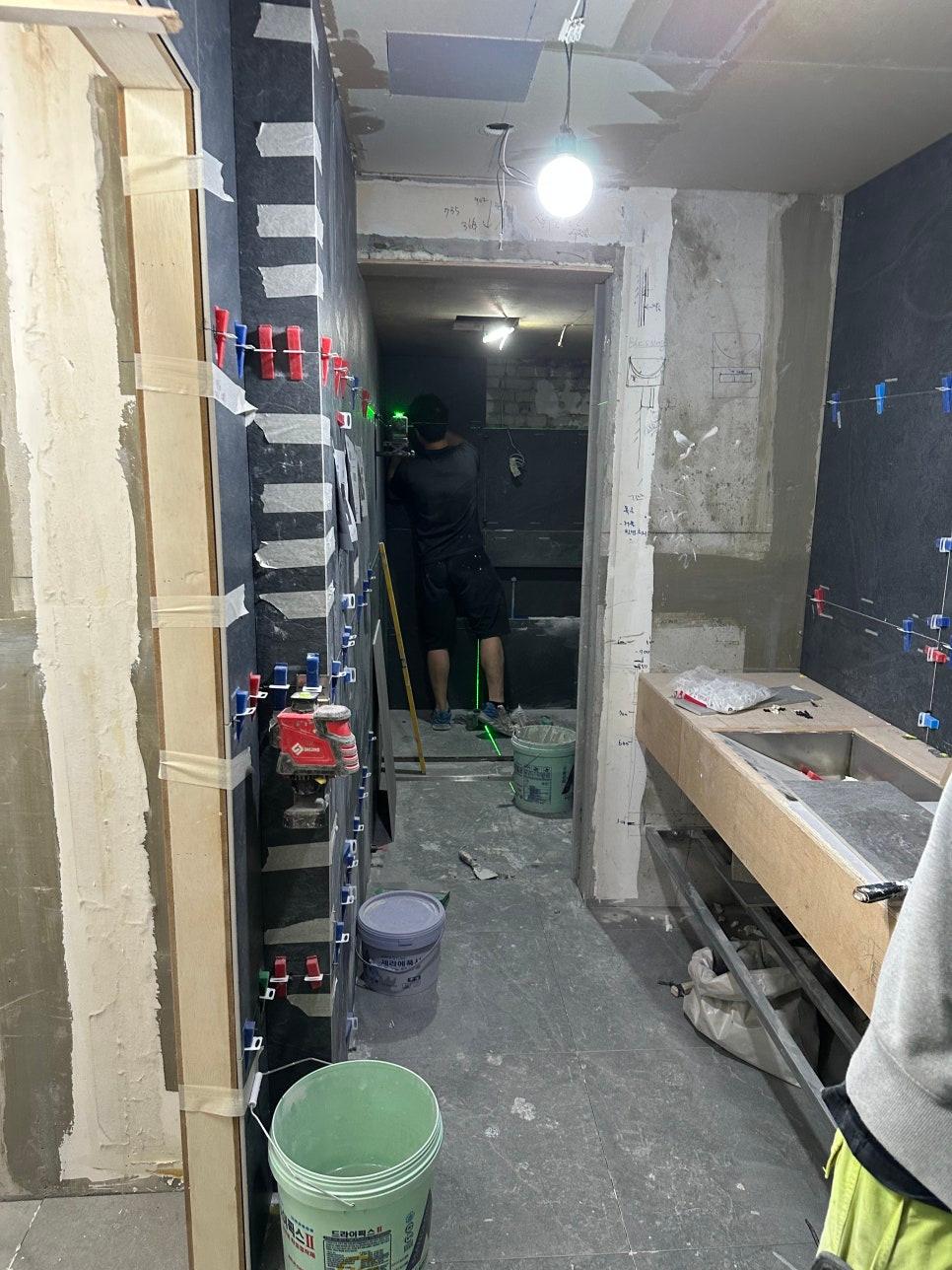 시공 장면과 함께 포착된 수공구와 소형 기기