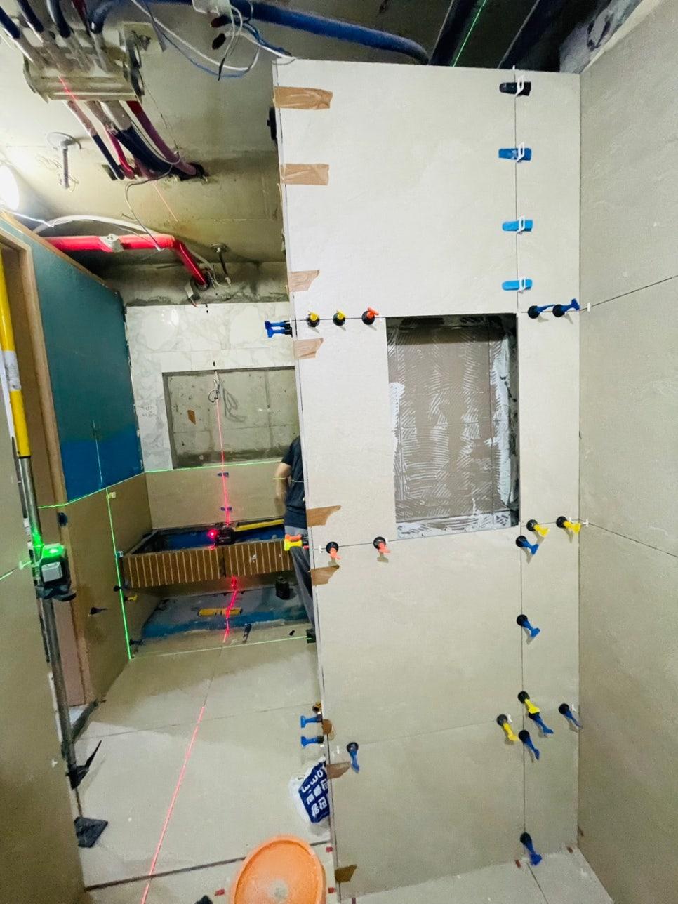 레이저 라인으로 수평을 맞추는 세밀한 과정