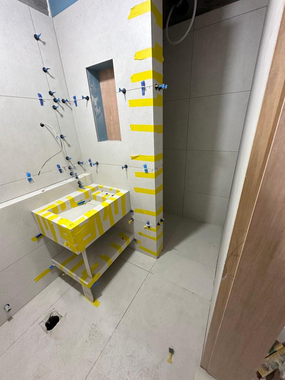 레이저 레벨기로 수평을 맞춘 벽 타일 라인