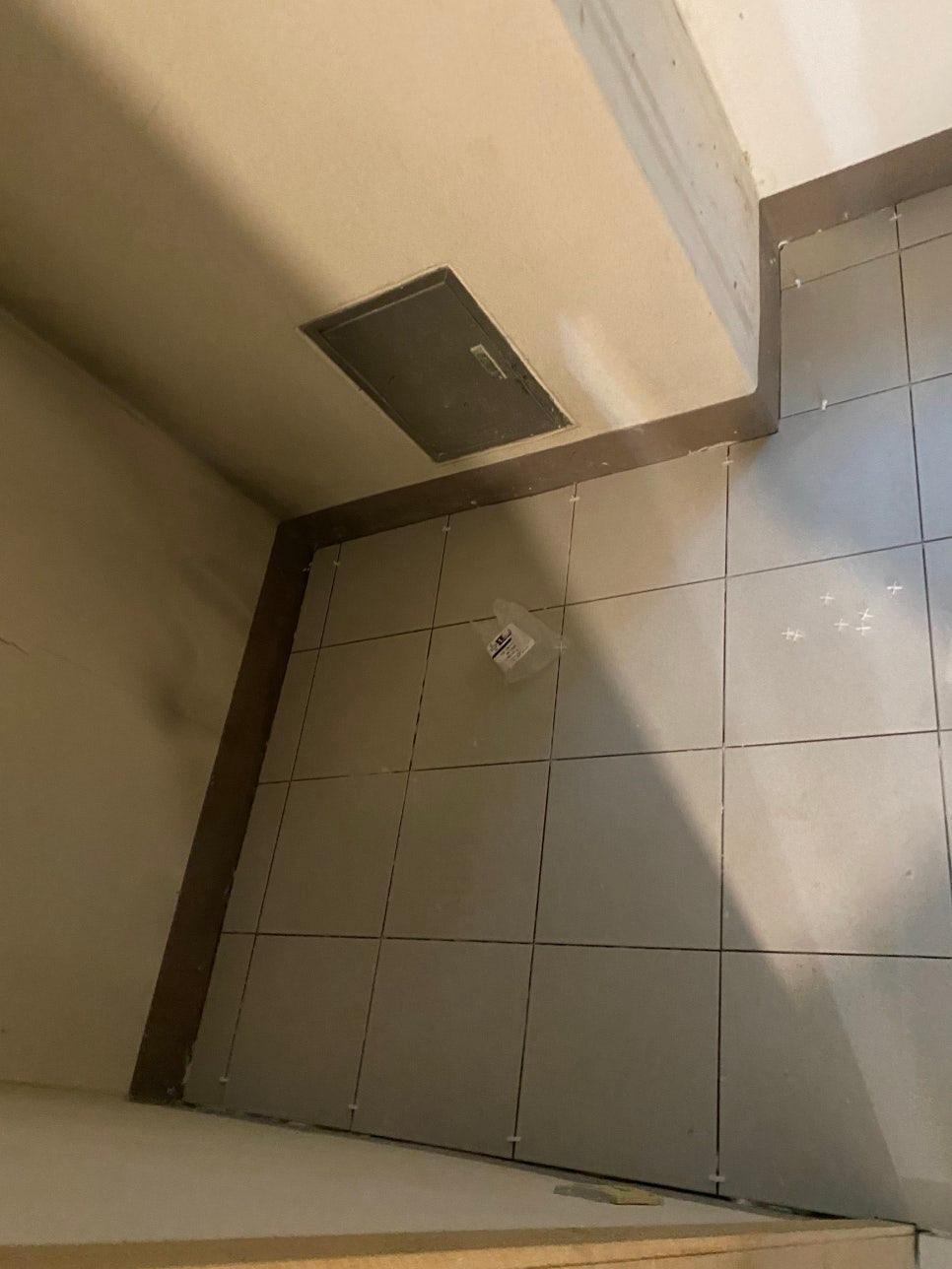 벽면 자재 도포 상태를 확인하는 과정