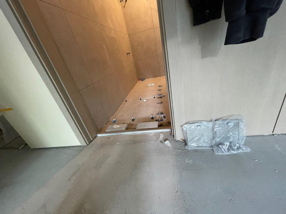 공사용 장비들이 놓여 있는 현관 시공 모습