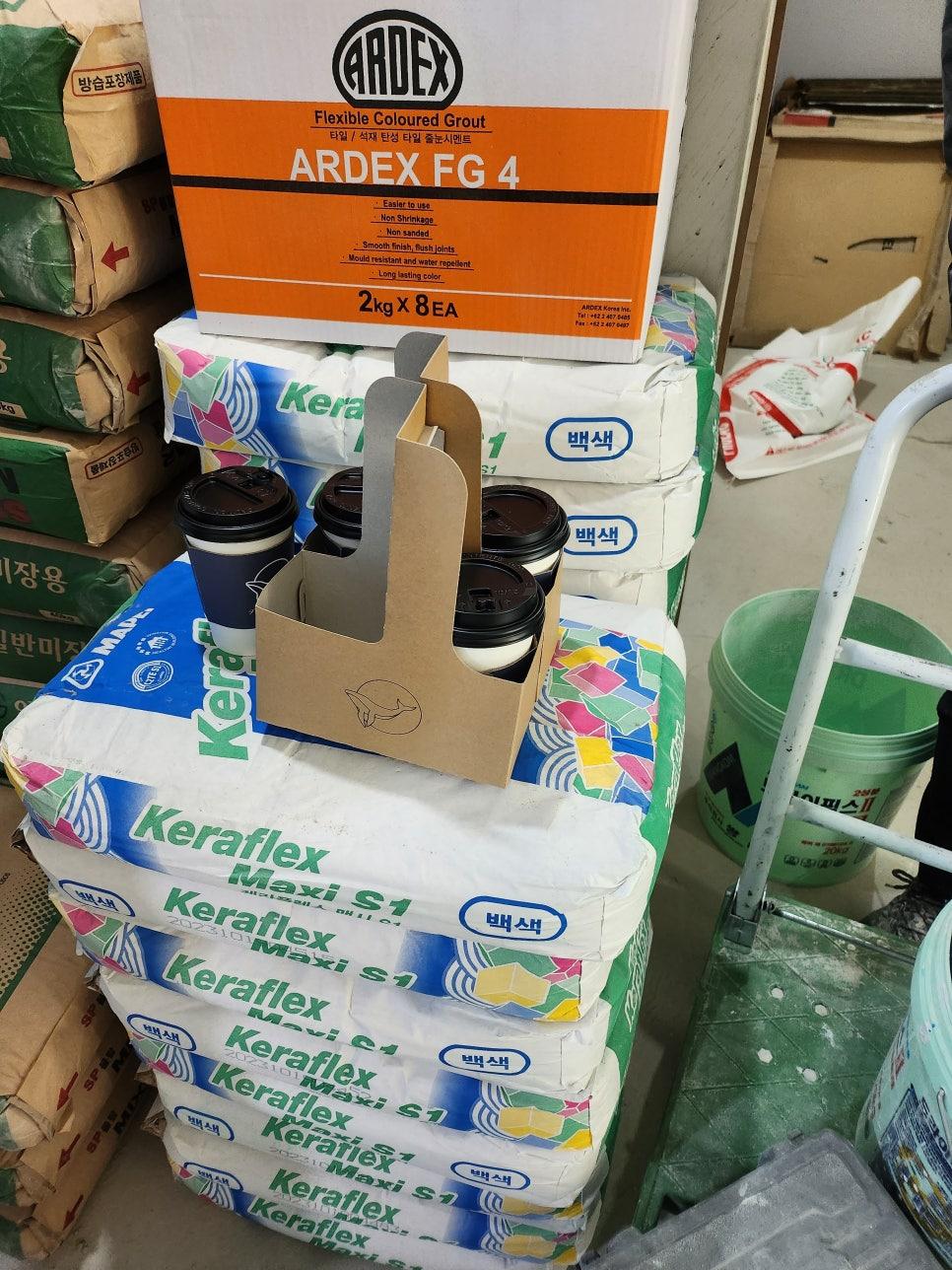 현장에 준비된 Keraflex Maxi S1 등 부자재