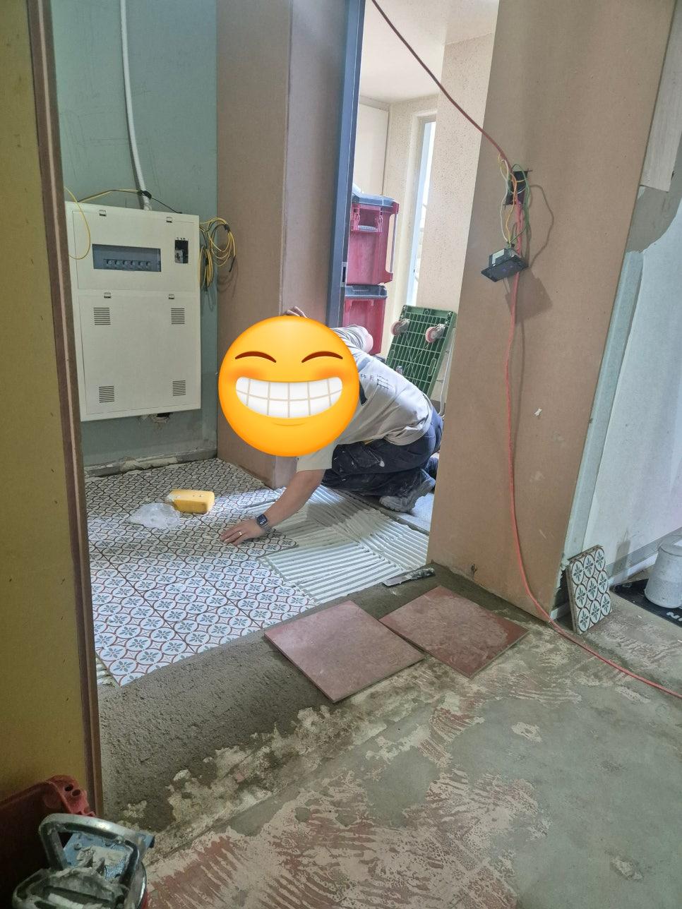 바닥 작업을 진행 중인 작업자의 모습