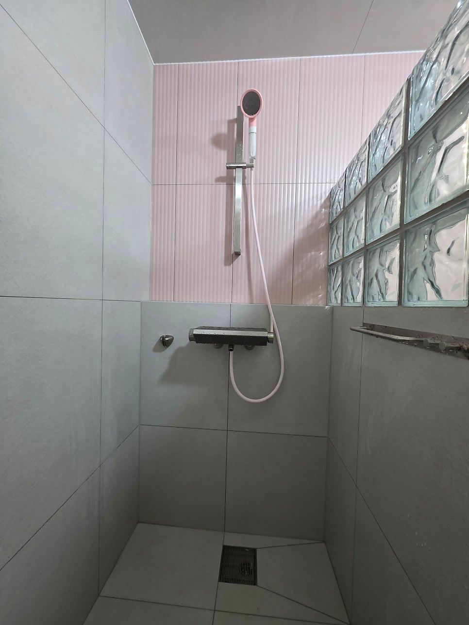 핑크 포인트 타일이 돋보이는 벽면