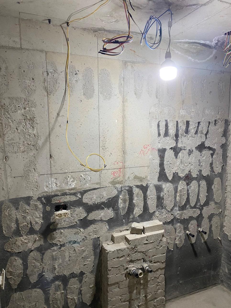 전기 소켓과 브릭이 보이는 기초 벽면