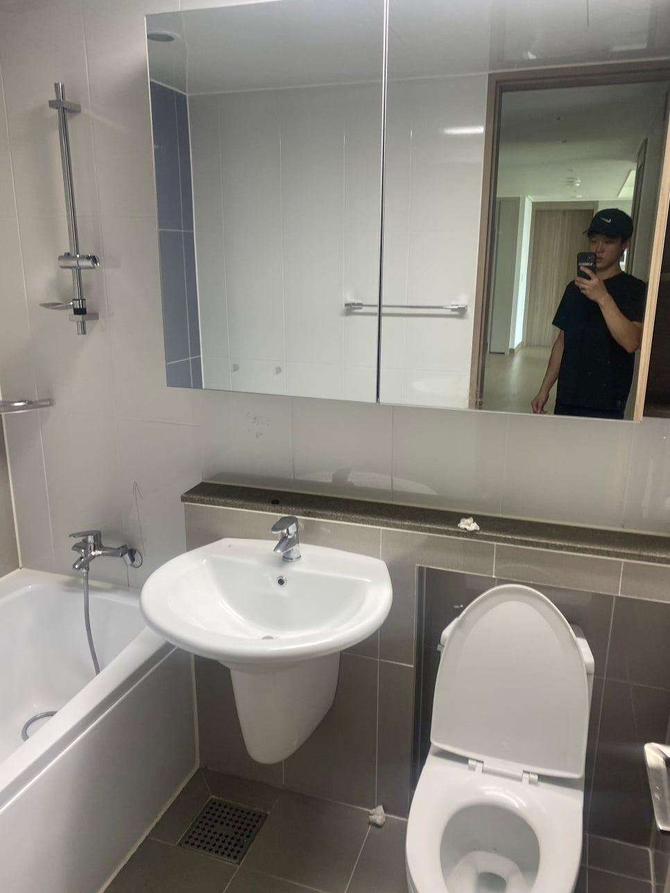 욕조와 세면대가 배치된 시공 중의 모습