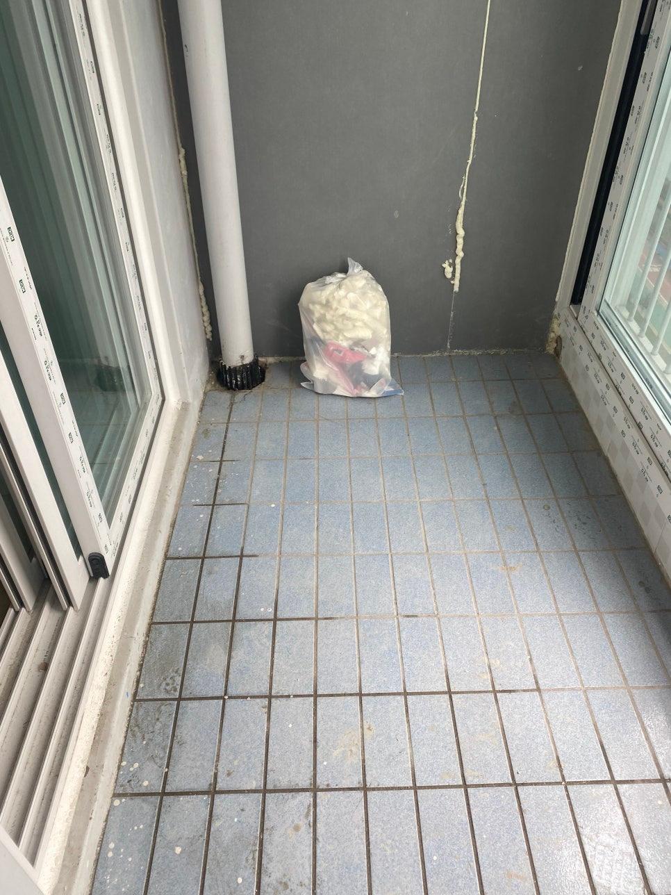 파란색 타일로 덧방 시공된 발코니 공간