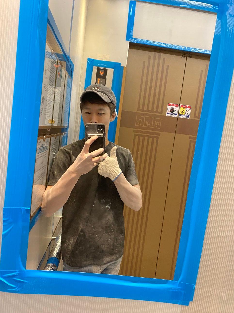 거울과 여닫이문 위치를 표시한 마킹 상태