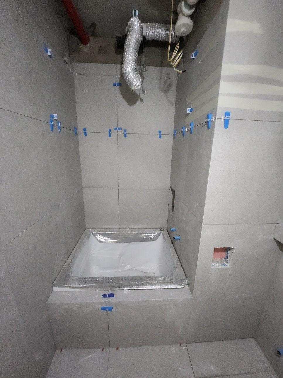 매립 욕조 자리를 잡고 타일 라인을 맞추는 과정