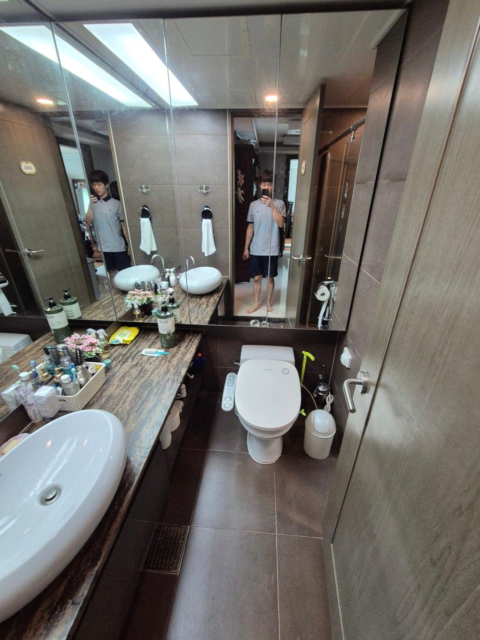 회색 바닥과 우드톤 벽면, 대형 거울의 조화