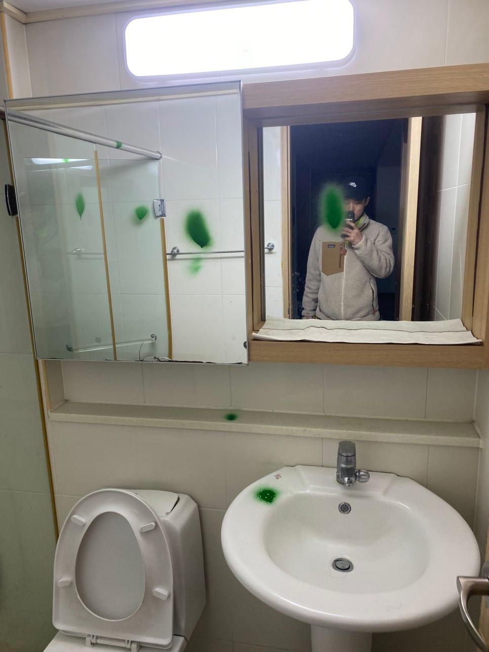 세면대와 양변기가 배치된 욕실 시공 장면