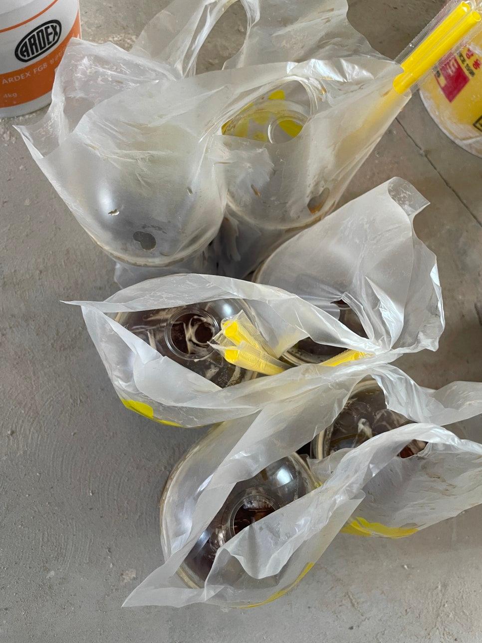 빛과 타일이 어우러진 완성된 공간의 분위기