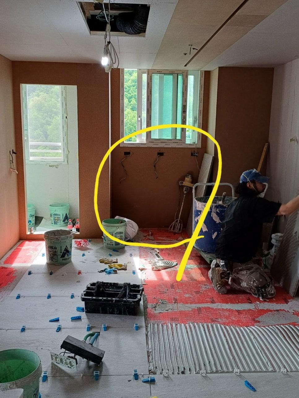 작업 중 사용되는 수공구의 근접 모습
