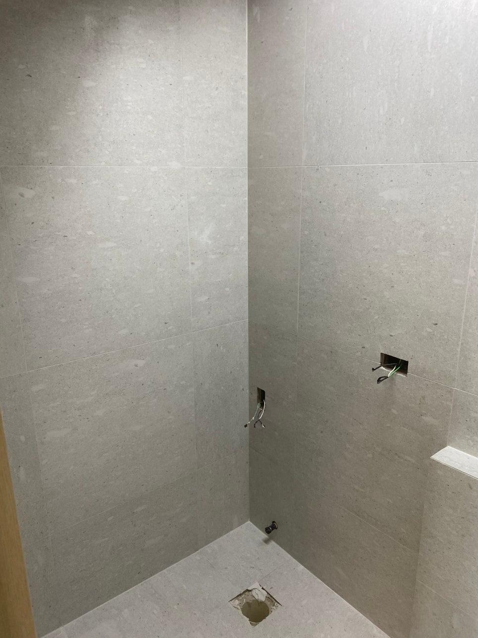 벽면 타일이 한 장씩 부착되며 줄눈 라인이 잡히는 과정