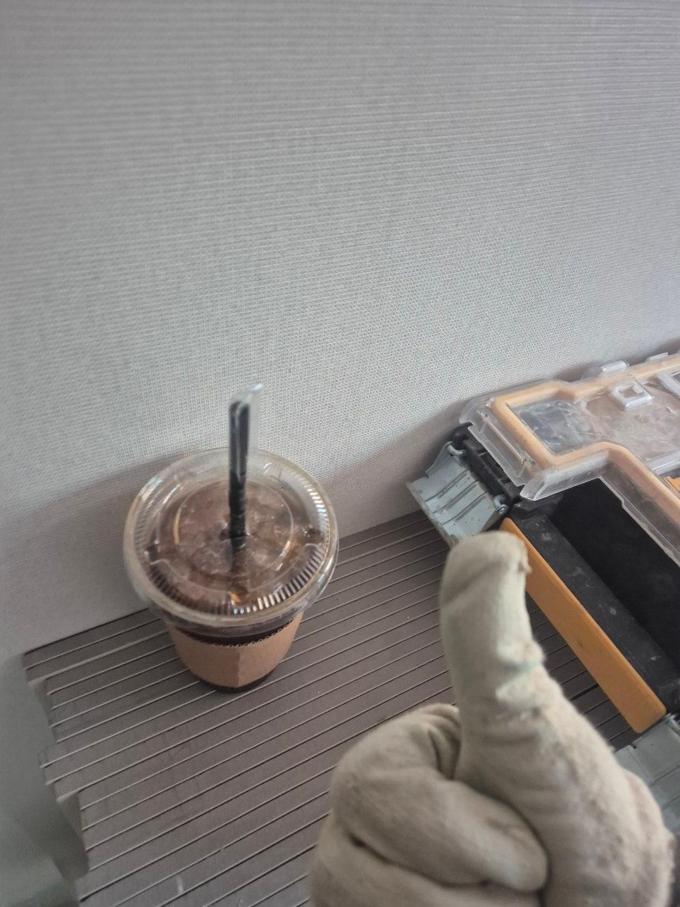 작업자를 위해 준비된 음료와 소품들