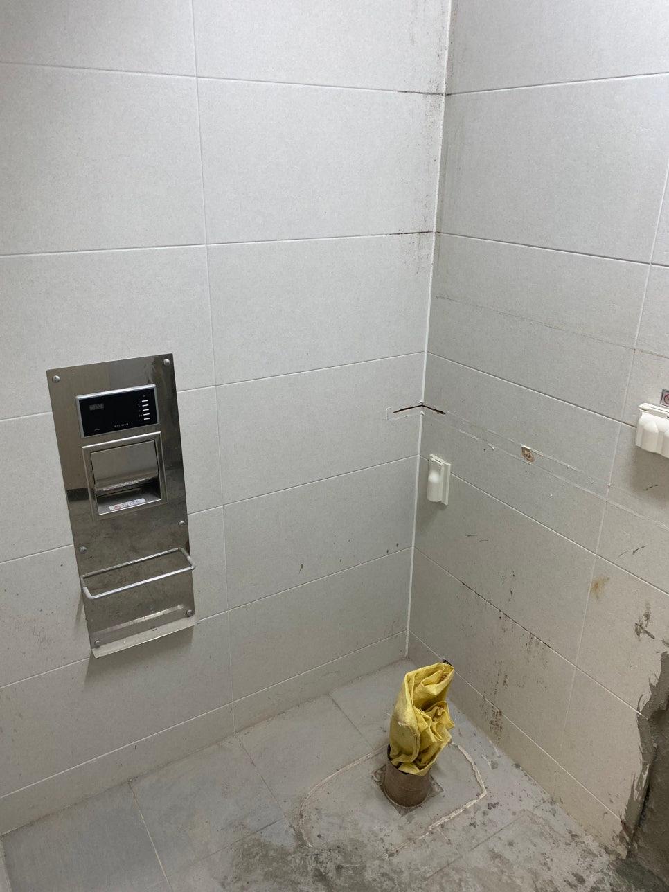 매지 마감까지 완료되어 선이 정리된 욕실 벽면