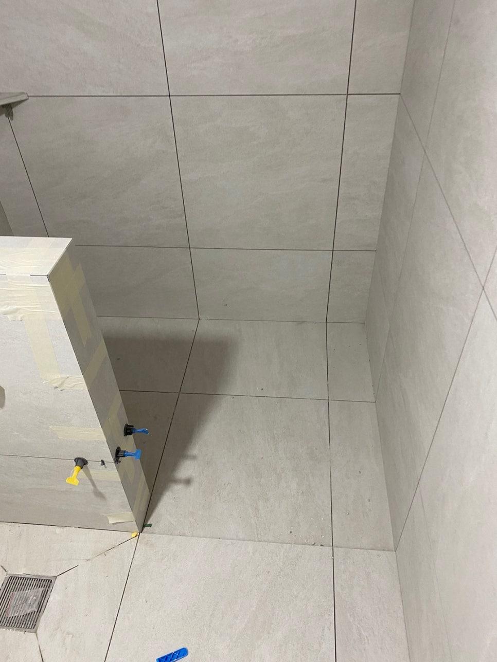 벽면에 부착된 수동 접합 클램프와 도구