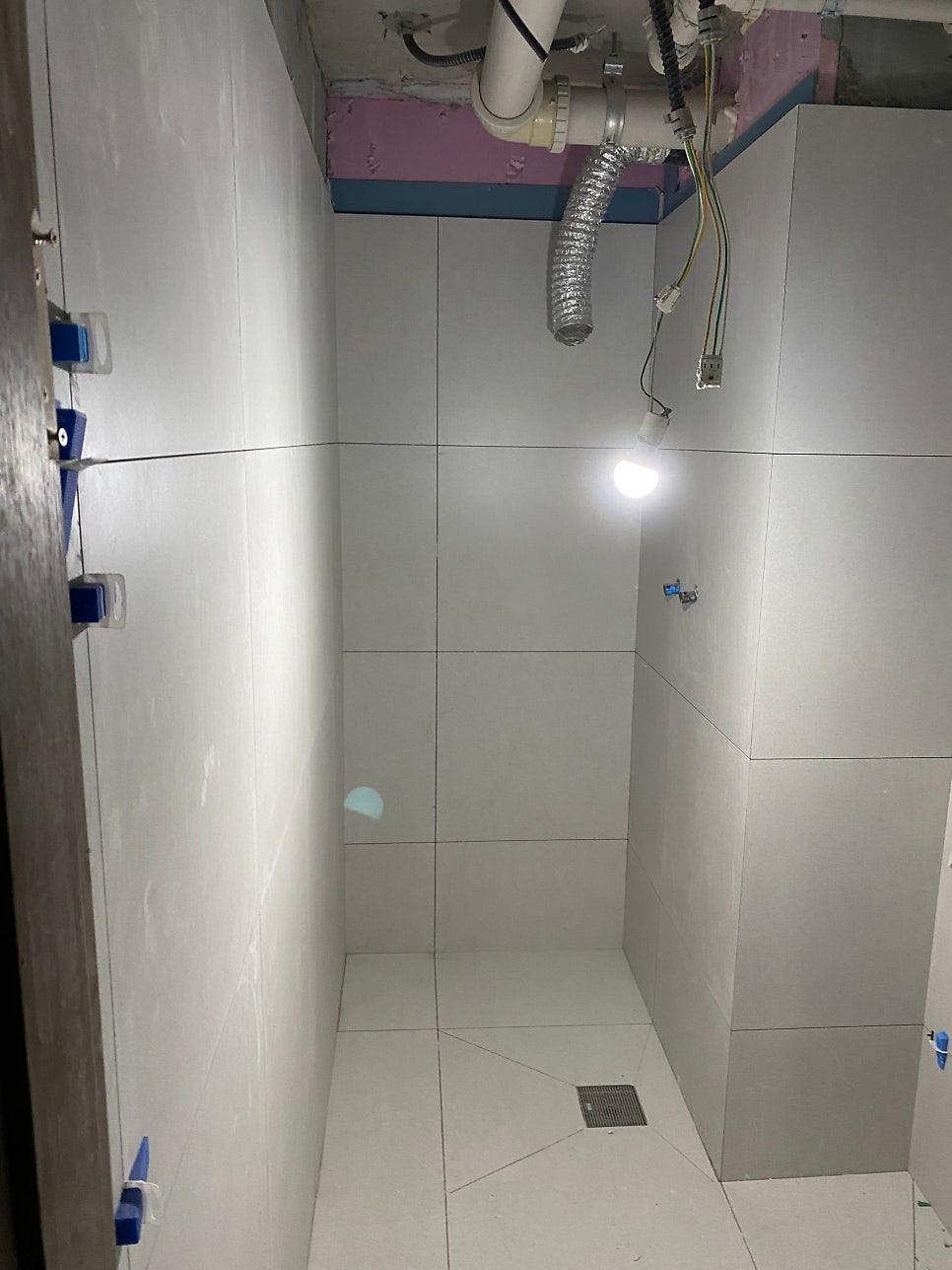 천장 배관과 전선이 노출된 시공 초기 상태