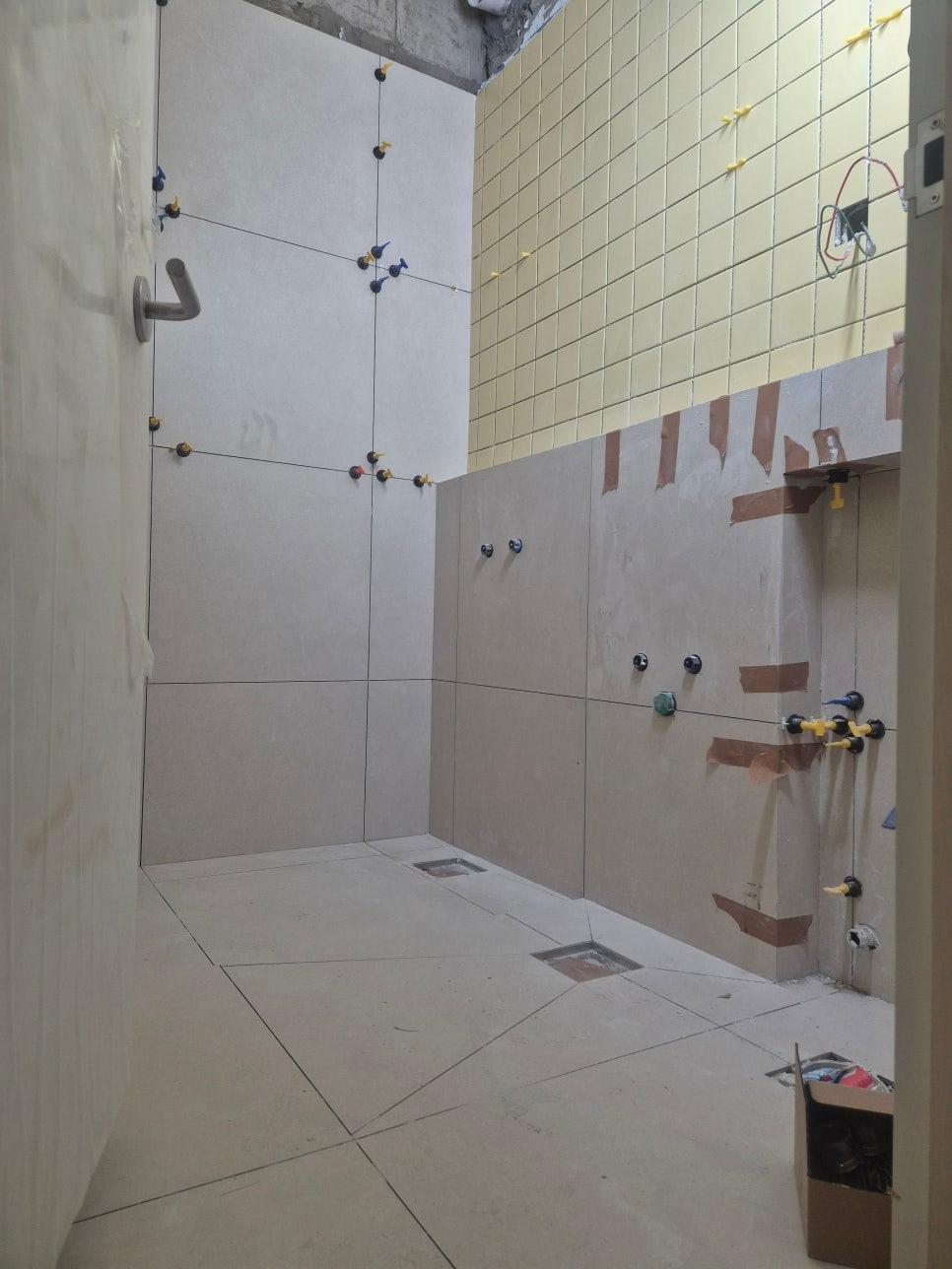 기초 작업을 위해 타일을 붙여나가는 과정