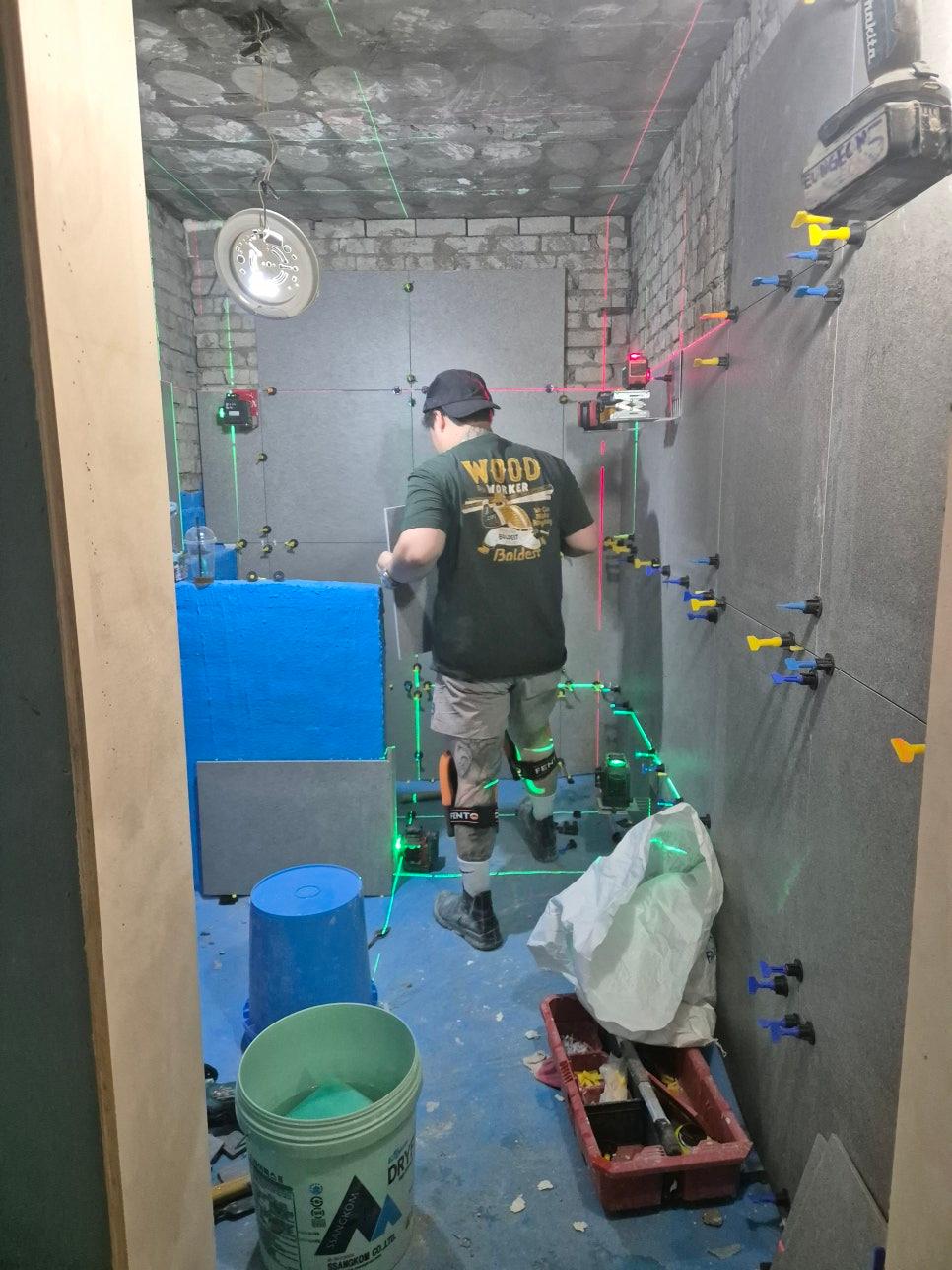 정밀 시공을 위한 도구와 작업 장면