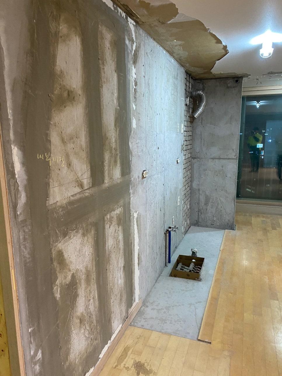 콘크리트 구조물과 일부 마감재가 덧씌워진 복도 구간