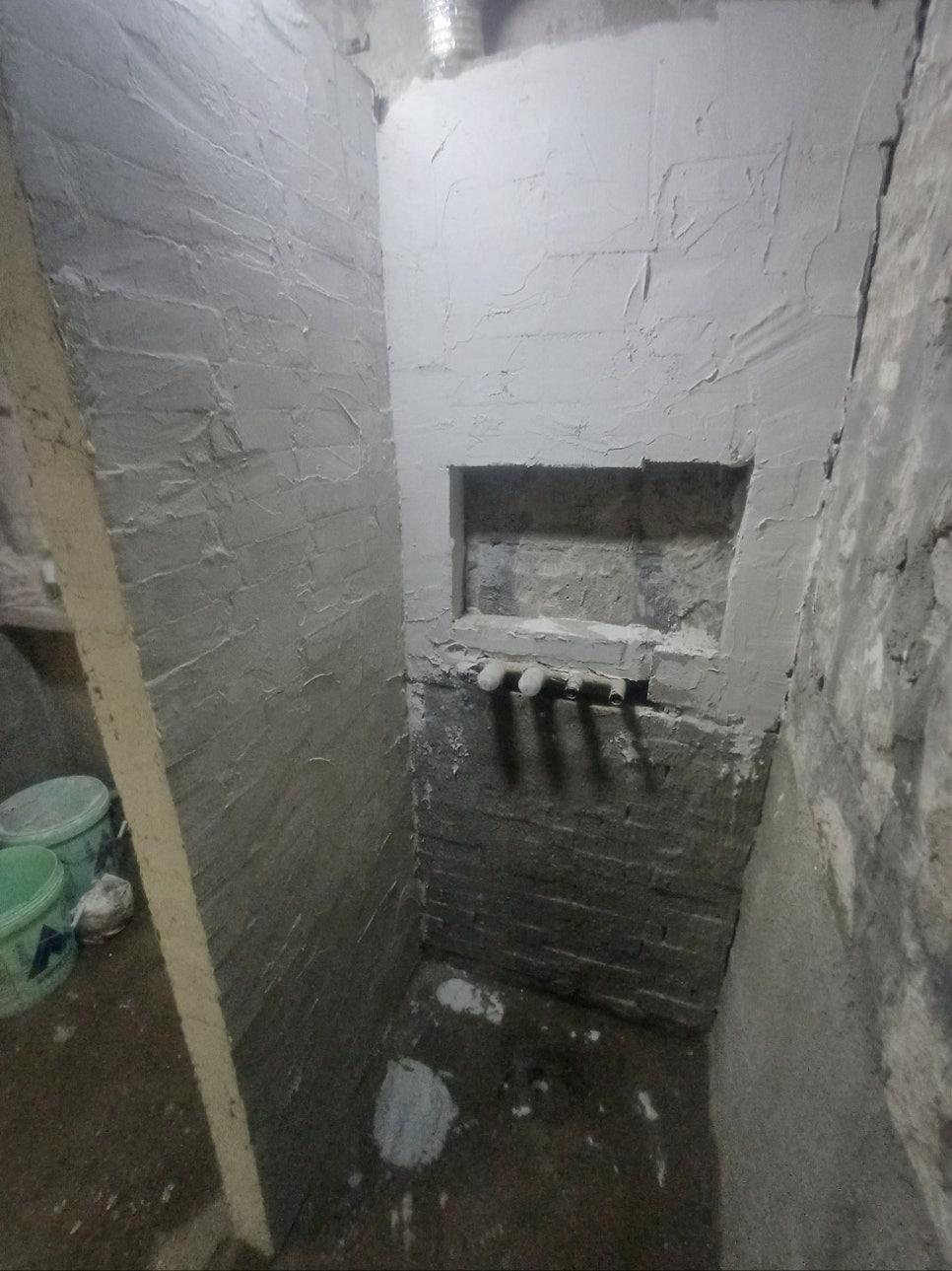 파이프가 노출된 벽면과 정돈 전의 바닥 상태