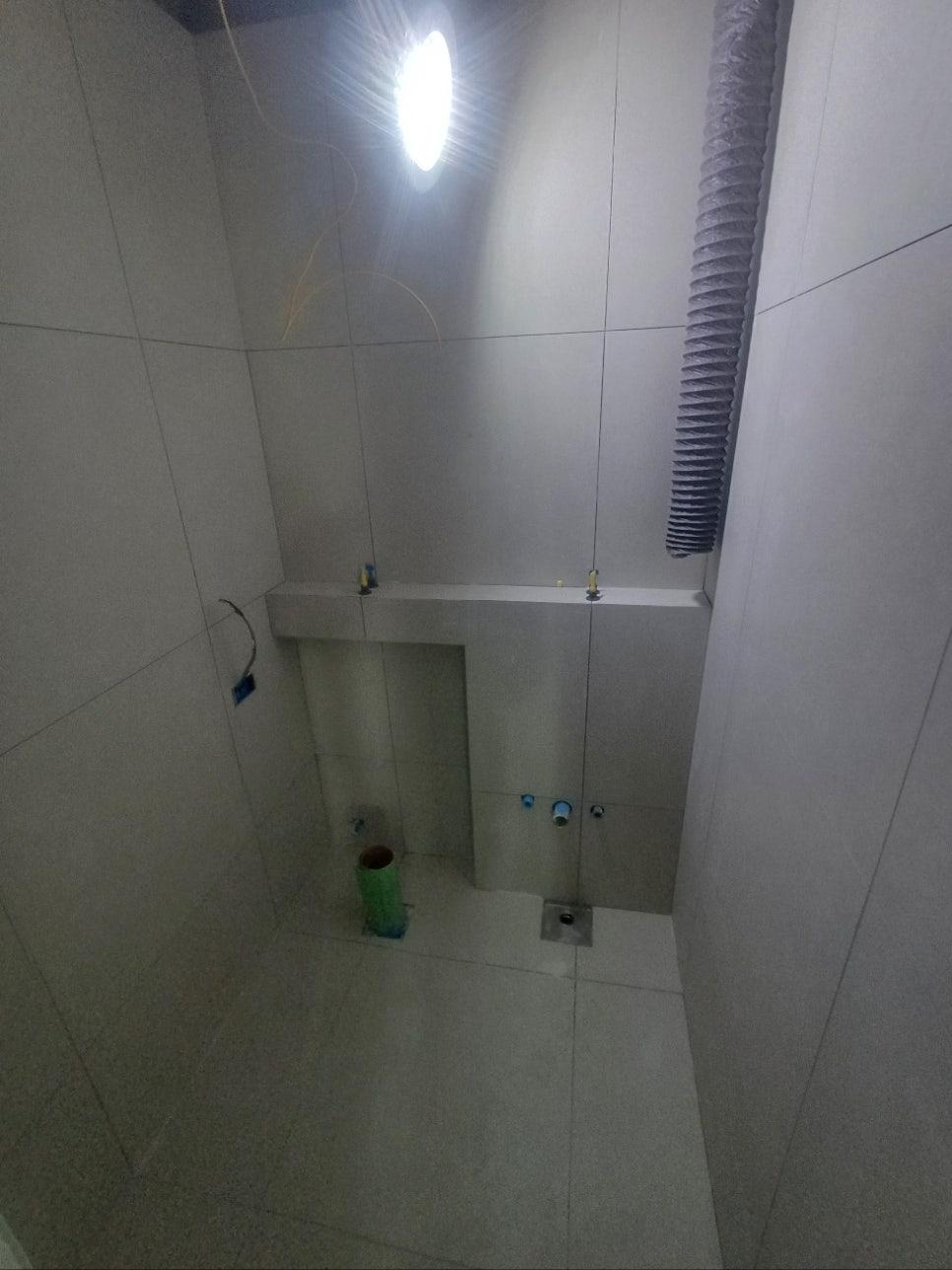 면 정리가 진행 중인 벽면 표면