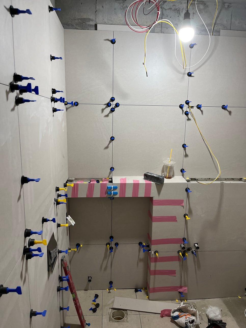 플라스틱 부품과 라이트가 매달린 공사 중인 벽면