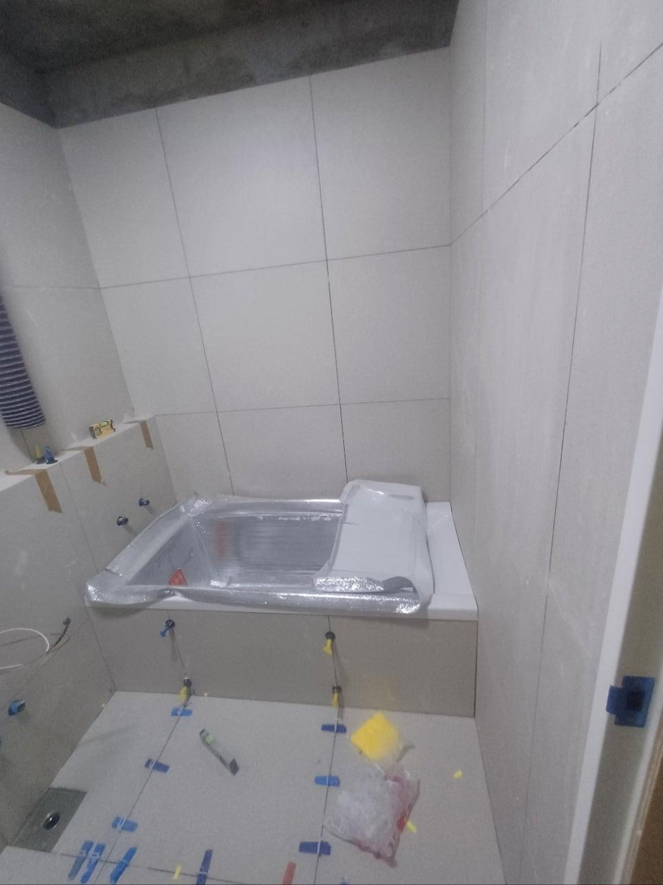 조적벽돌로 형태를 잡은 욕조 시공 과정