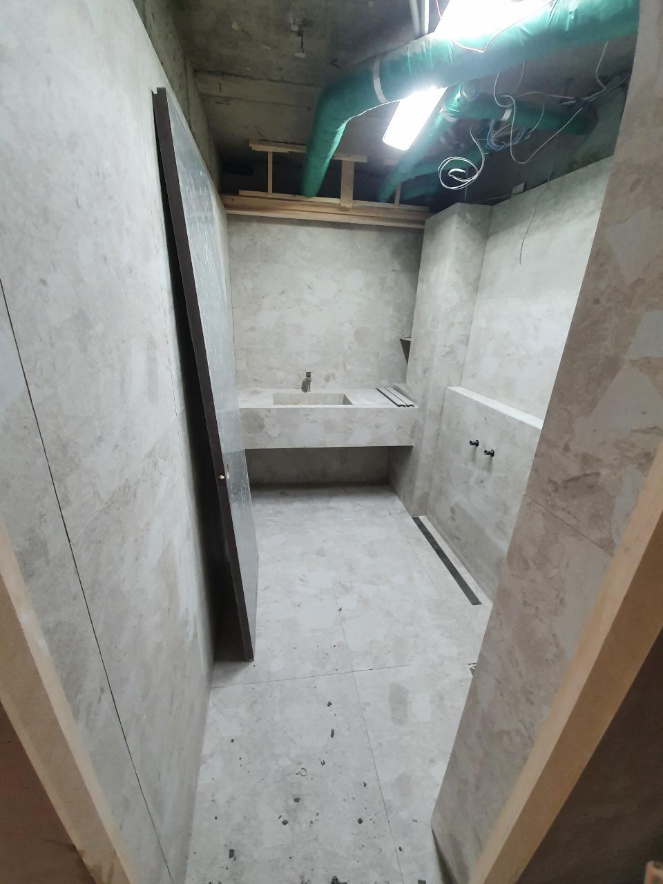 세면대 주변 벽 타일의 줄눈 작업 과정