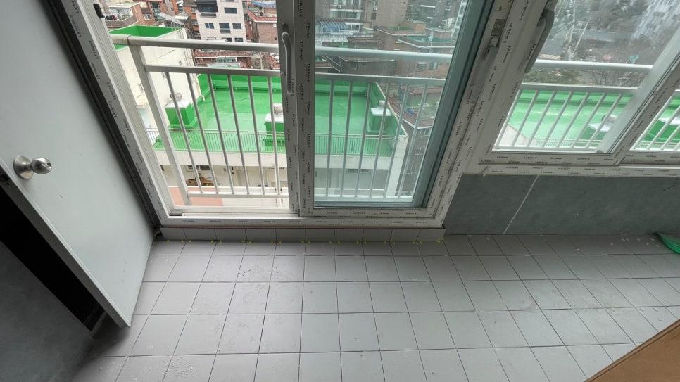 창 프레임 주변의 정리 상태