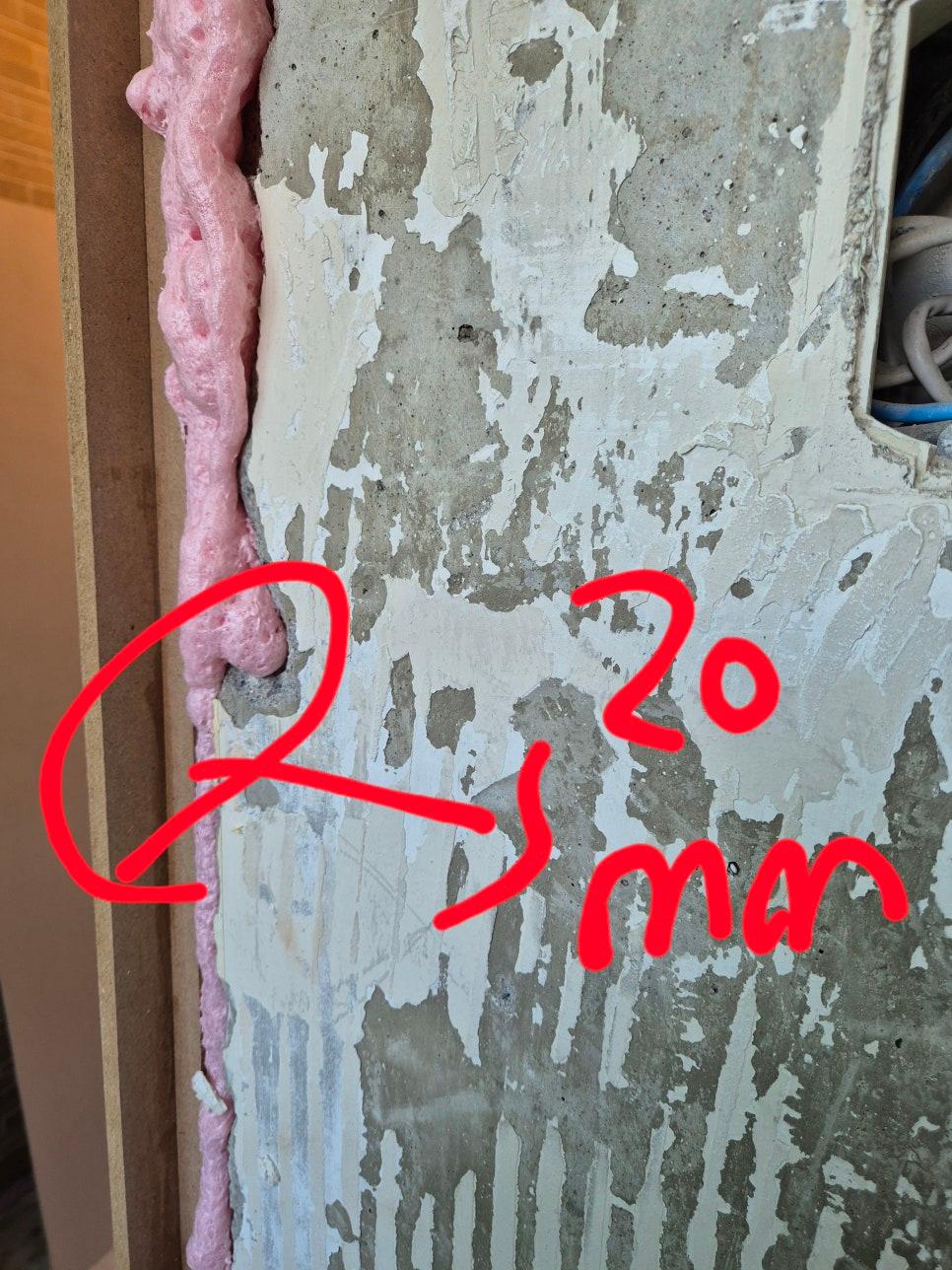 20mm 표시가 된 분홍색 폼 패킹과 콘크리트 벽면