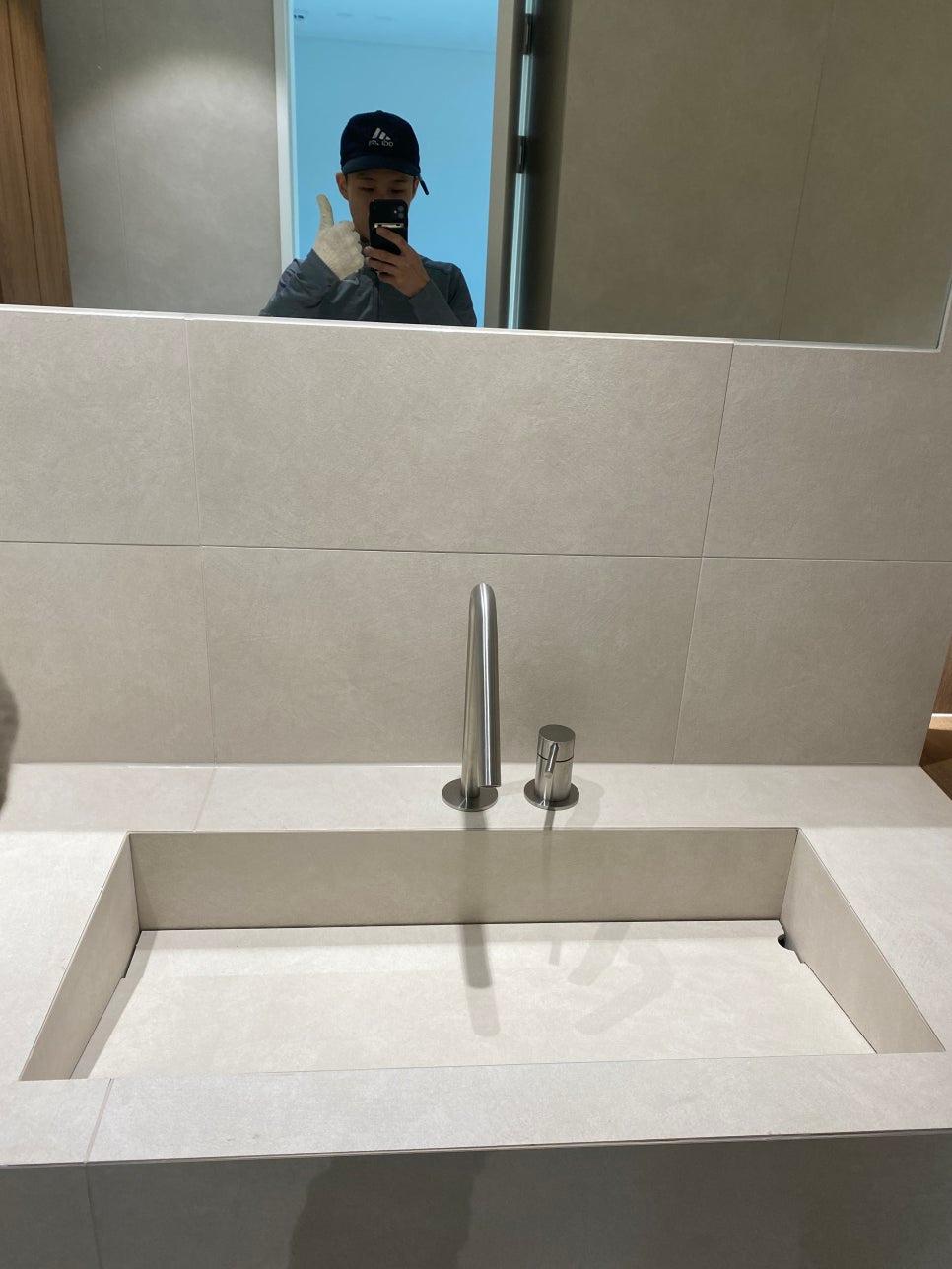 한 장의 타일로 매지 라인을 없앤 세면대 상판