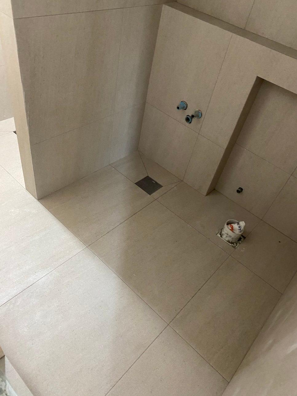 바닥 수평을 맞추는 근접 시공 모습
