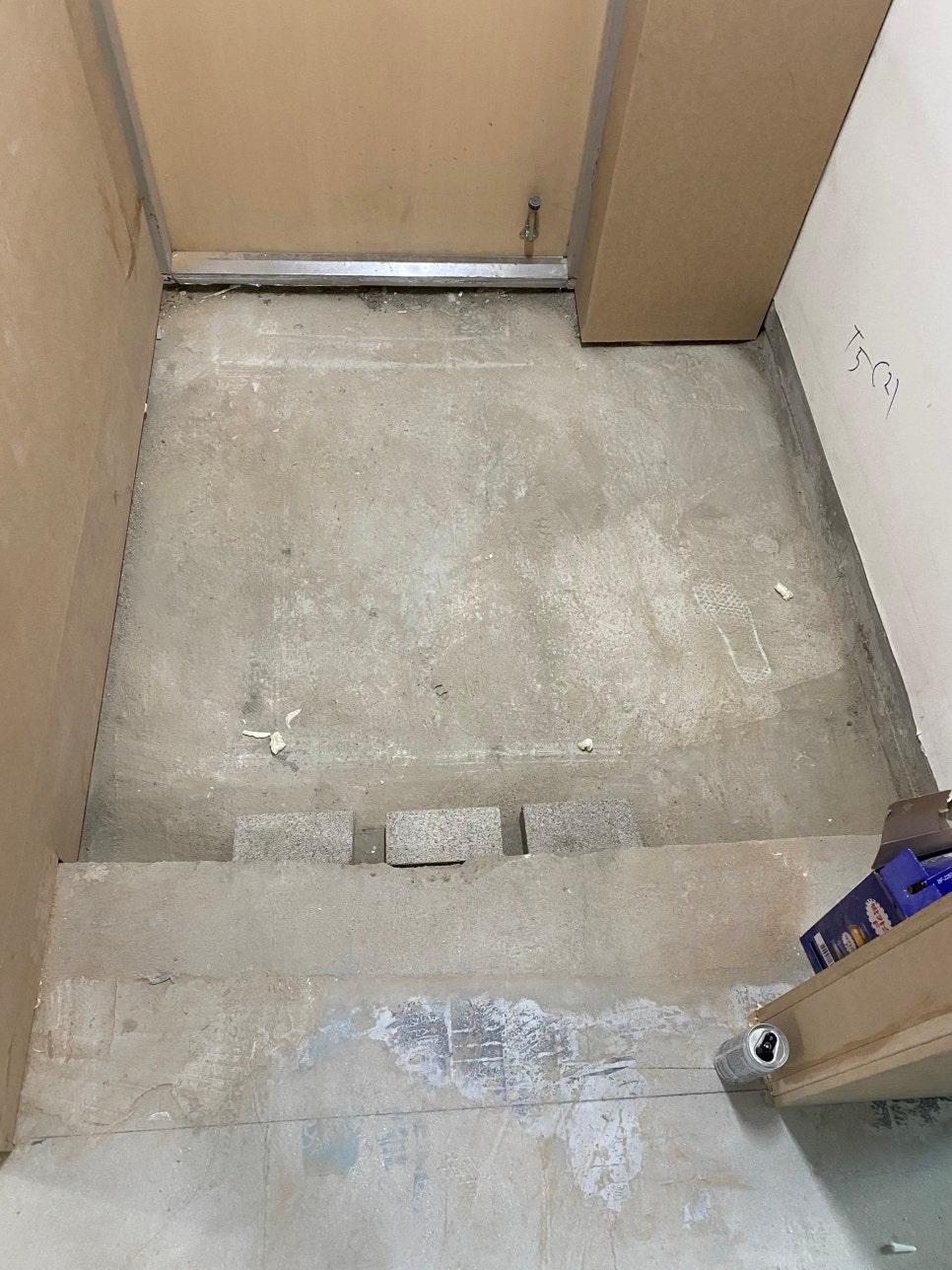 바닥면 정리와 문틀 주변 기초 작업 모습