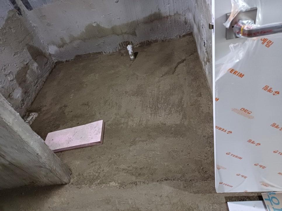 보호재와 판재가 놓인 타일 시공 전 단계