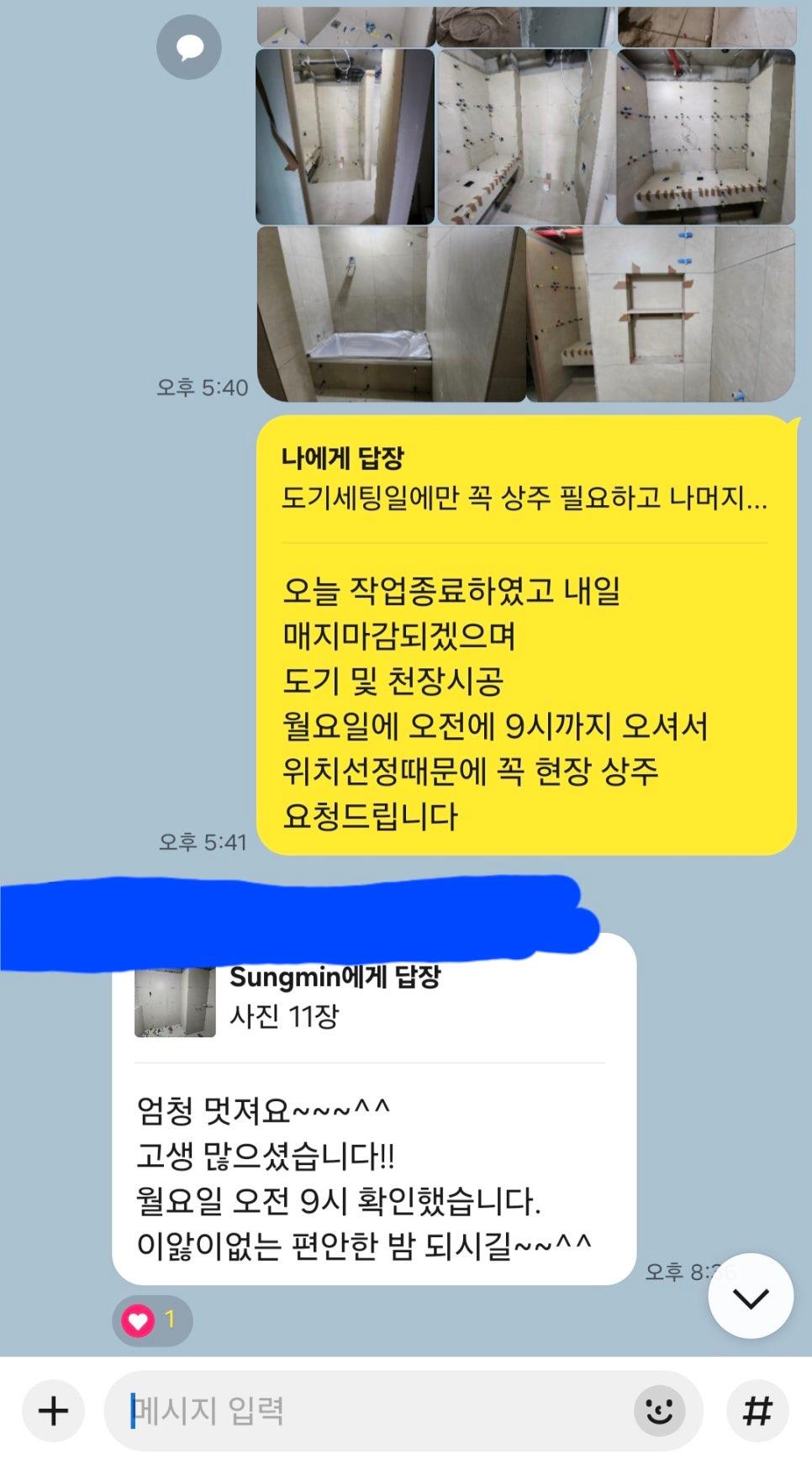 흰 벽돌 마감과 수전, 타일 욕조가 있는 공간