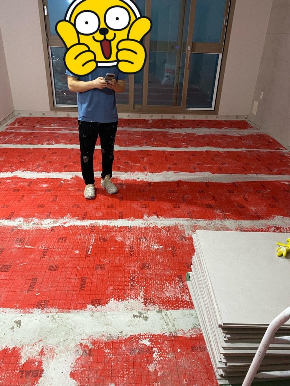 바닥 상태를 기록 중인 휴대전화
