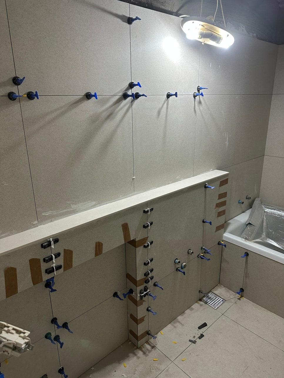 욕조 주변을 꼼꼼하게 보양하는 중