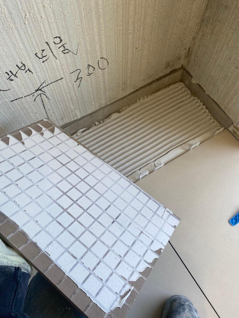 흰색 포세린 타일이 부착된 주방 벽면