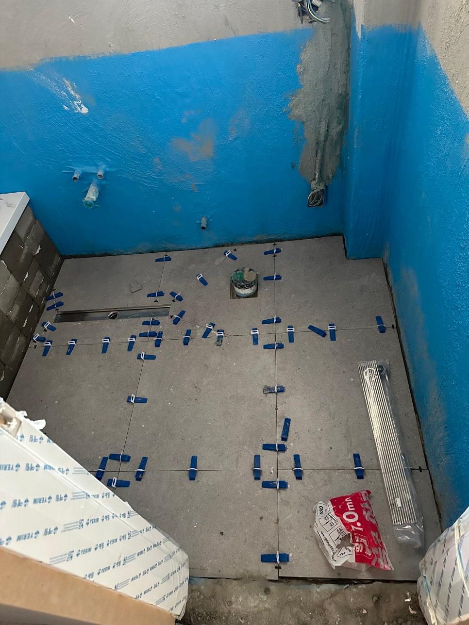 평탄클립으로 고정된 바닥 타일